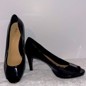 NWOT CL BY LAUNDRY PEEP TOE HEELS